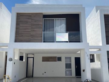Hermosa Casa en Apodaca , Privada con Alberca