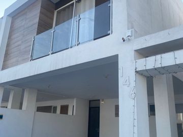 Hermosa Casa en Apodaca , Privada con Alberca