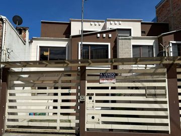 Casa En Venta de 3 dormitorios con frente a la vía sector Medio Ejido - Cuenca