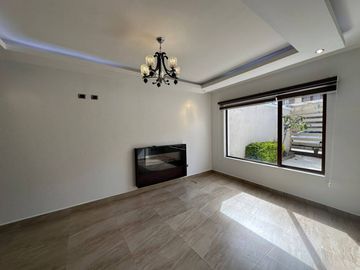 Casa En Venta de 3 dormitorios con frente a la vía sector Medio Ejido - Cuenca