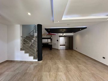 Casa En Venta de 3 dormitorios con frente a la vía sector Medio Ejido - Cuenca