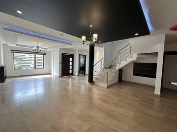 Casa En Venta de 3 dormitorios con frente a la vía sector Medio Ejido - Cuenca