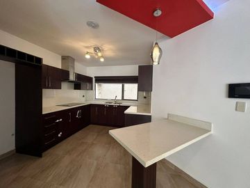 Casa En Venta de 3 dormitorios con frente a la vía sector Medio Ejido - Cuenca