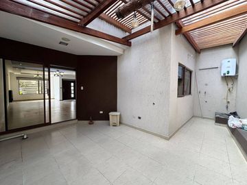 Casa En Venta de 3 dormitorios con frente a la vía sector Medio Ejido - Cuenca