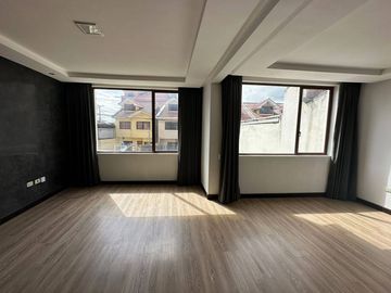 Casa En Venta de 3 dormitorios con frente a la vía sector Medio Ejido - Cuenca