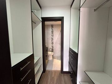 Casa En Venta de 3 dormitorios con frente a la vía sector Medio Ejido - Cuenca