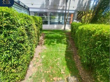 Vendo departamento con patio y 2 garajes Sector Bellavista
