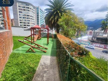 Vendo departamento con patio y 2 garajes Sector Bellavista