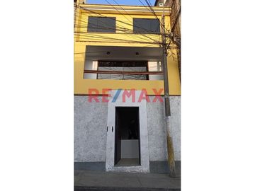 1145696 🌆 Práctica Casa Urbana – Espacio Compacto, Comodidad Total