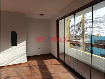 1145696 🌆 Práctica Casa Urbana – Espacio Compacto, Comodidad Total