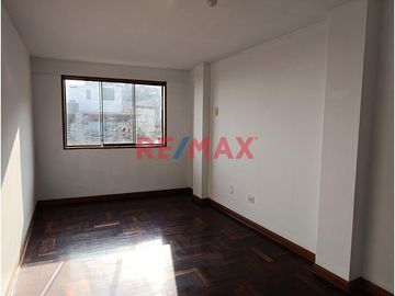 1145696 🌆 Práctica Casa Urbana – Espacio Compacto, Comodidad Total