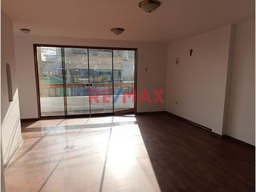 1145696 🌆 Práctica Casa Urbana – Espacio Compacto, Comodidad Total