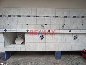 1145787 Casa Con 3 Deparatmentos Y Local Al Lado De Parque
