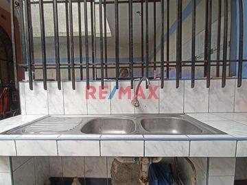 1145787 Casa Con 3 Deparatmentos Y Local Al Lado De Parque