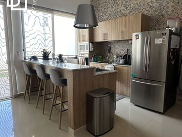 CASA EN VENTA DE UN PISO TOTALMENTE EQUIPADA CON ALBERCA