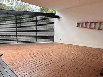 CASA EN VENTA DE UN PISO TOTALMENTE EQUIPADA CON ALBERCA