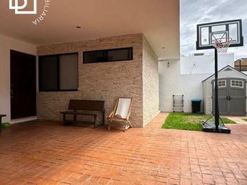 CASA EN VENTA DE UN PISO TOTALMENTE EQUIPADA CON ALBERCA