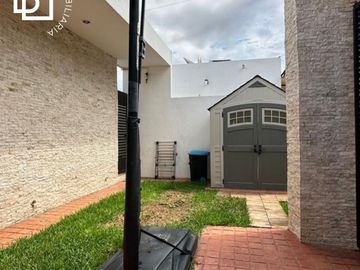 CASA EN VENTA DE UN PISO TOTALMENTE EQUIPADA CON ALBERCA