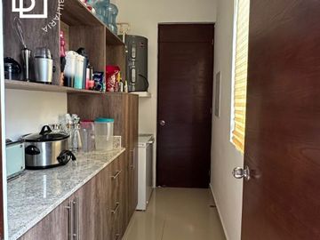 CASA EN VENTA DE UN PISO TOTALMENTE EQUIPADA CON ALBERCA