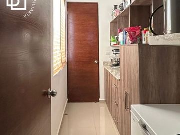 CASA EN VENTA DE UN PISO TOTALMENTE EQUIPADA CON ALBERCA