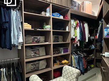 CASA EN VENTA DE UN PISO TOTALMENTE EQUIPADA CON ALBERCA