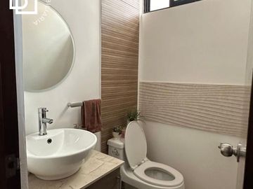 CASA EN VENTA DE UN PISO TOTALMENTE EQUIPADA CON ALBERCA