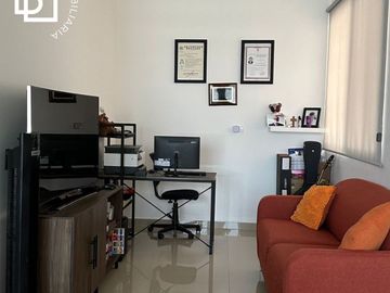 CASA EN VENTA DE UN PISO TOTALMENTE EQUIPADA CON ALBERCA