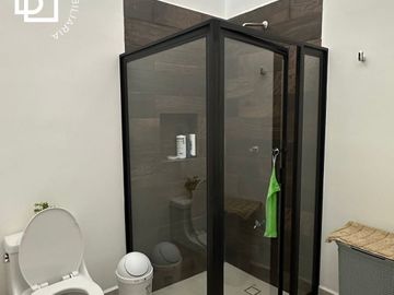 CASA EN VENTA DE UN PISO TOTALMENTE EQUIPADA CON ALBERCA