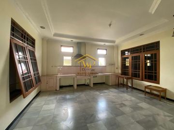 RUMAH MEWAH TANAH LUAS DEKAT SMK NEGERI 1 DEPOK