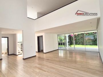 Moderna casa de venta en Cumbayá, sector la Viña.