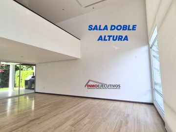 Moderna casa de venta en Cumbayá, sector la Viña.