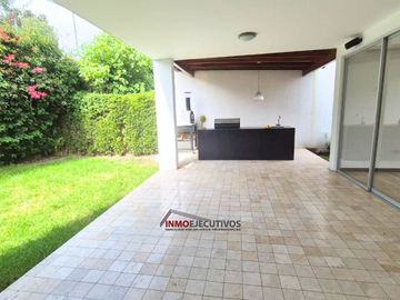 Moderna casa de venta en Cumbayá, sector la Viña.