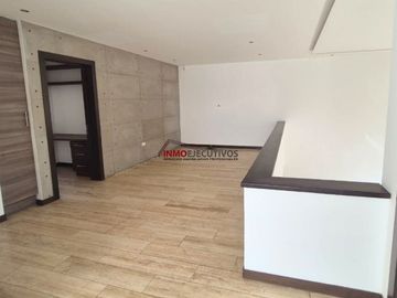 Moderna casa de venta en Cumbayá, sector la Viña.