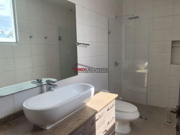 Moderna casa de venta en Cumbayá, sector la Viña.
