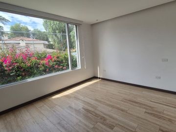 Moderna casa de venta en Cumbayá, sector la Viña.