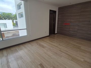 Moderna casa de venta en Cumbayá, sector la Viña.