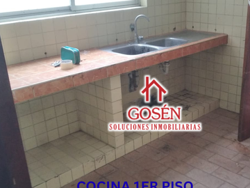 VENDO CASA DE TRES PISOS EN SALAMANCA
