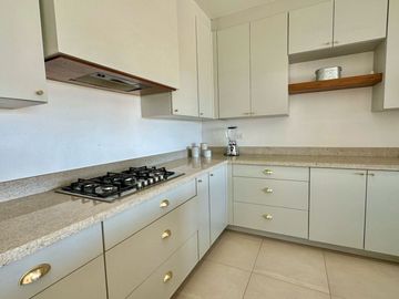 SE VENDE CASA EN CARACOL DE SAN CARLOS, FRENTE A LA MARINA