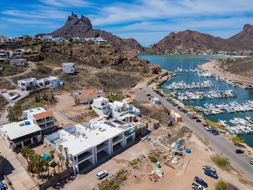SE VENDE CASA EN CARACOL DE SAN CARLOS, FRENTE A LA MARINA