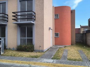 Bonita Casa en venta a 7 min Paseo Tollocan, $1,500,000 Acepto INFONAVIT, BANCO - 3 RECAMARAS