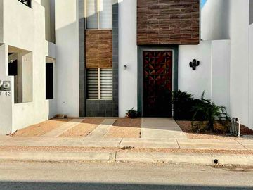 Casa equipada en venta en Bonaterra Hermosillo, modelo Gea con 3 recámaras, cocina con isla, patio y acceso a alberca, juegos y área social con asador