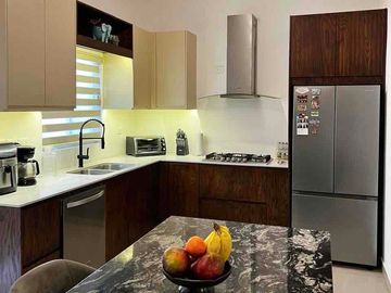 Casa equipada en venta en Bonaterra Hermosillo, modelo Gea con 3 recámaras, cocina con isla, patio y acceso a alberca, juegos y área social con asador