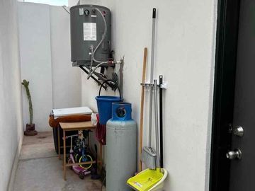 Casa equipada en venta en Bonaterra Hermosillo, modelo Gea con 3 recámaras, cocina con isla, patio y acceso a alberca, juegos y área social con asador