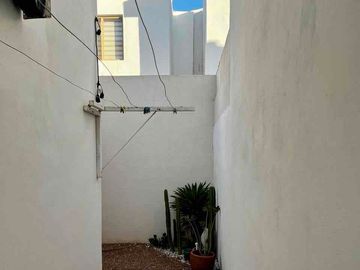 Casa equipada en venta en Bonaterra Hermosillo, modelo Gea con 3 recámaras, cocina con isla, patio y acceso a alberca, juegos y área social con asador