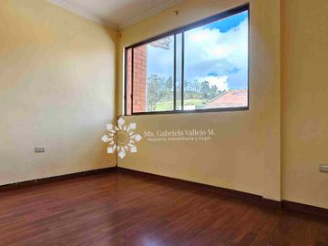 SE VENDE - CASA CON 3 DORMITORIOS, PATIO POSTERIOR AMPLIO, DENTRO DE CONDOMINIO PRIVADO.