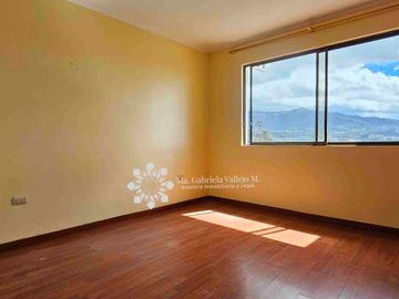 SE VENDE - CASA CON 3 DORMITORIOS, PATIO POSTERIOR AMPLIO, DENTRO DE CONDOMINIO PRIVADO.