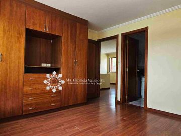 SE VENDE - CASA CON 3 DORMITORIOS, PATIO POSTERIOR AMPLIO, DENTRO DE CONDOMINIO PRIVADO.