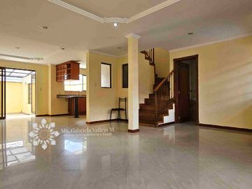 SE VENDE - CASA CON 3 DORMITORIOS, PATIO POSTERIOR AMPLIO, DENTRO DE CONDOMINIO PRIVADO.