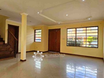 SE VENDE - CASA CON 3 DORMITORIOS, PATIO POSTERIOR AMPLIO, DENTRO DE CONDOMINIO PRIVADO.
