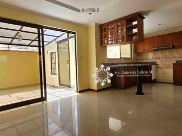 SE VENDE - CASA CON 3 DORMITORIOS, PATIO POSTERIOR AMPLIO, DENTRO DE CONDOMINIO PRIVADO.
